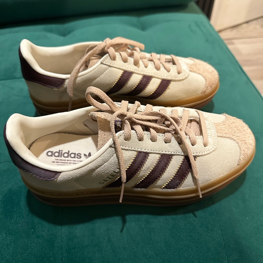 adidas Beige Cream Low-Top Sneaker with Maroon Logo